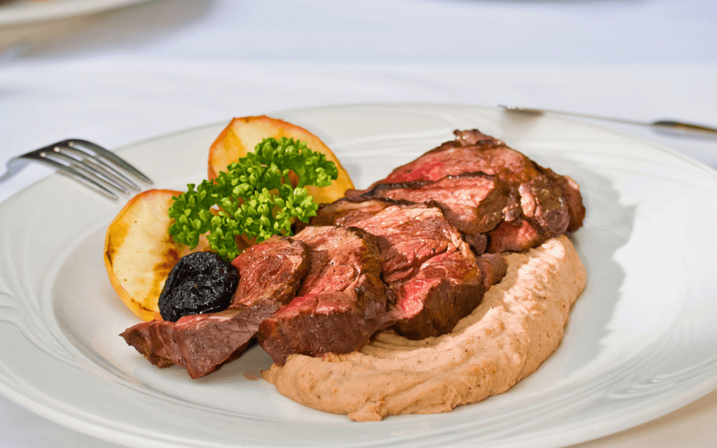 Hertfilet met kastanjepuree, pruimen en gegrilde appel