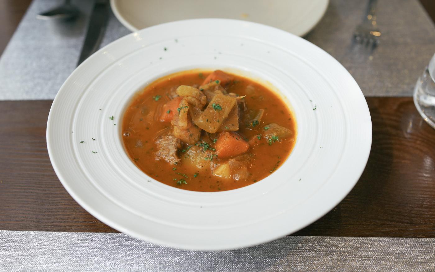 Ragoût d'agneau aux pommes de terre et aux abricots
