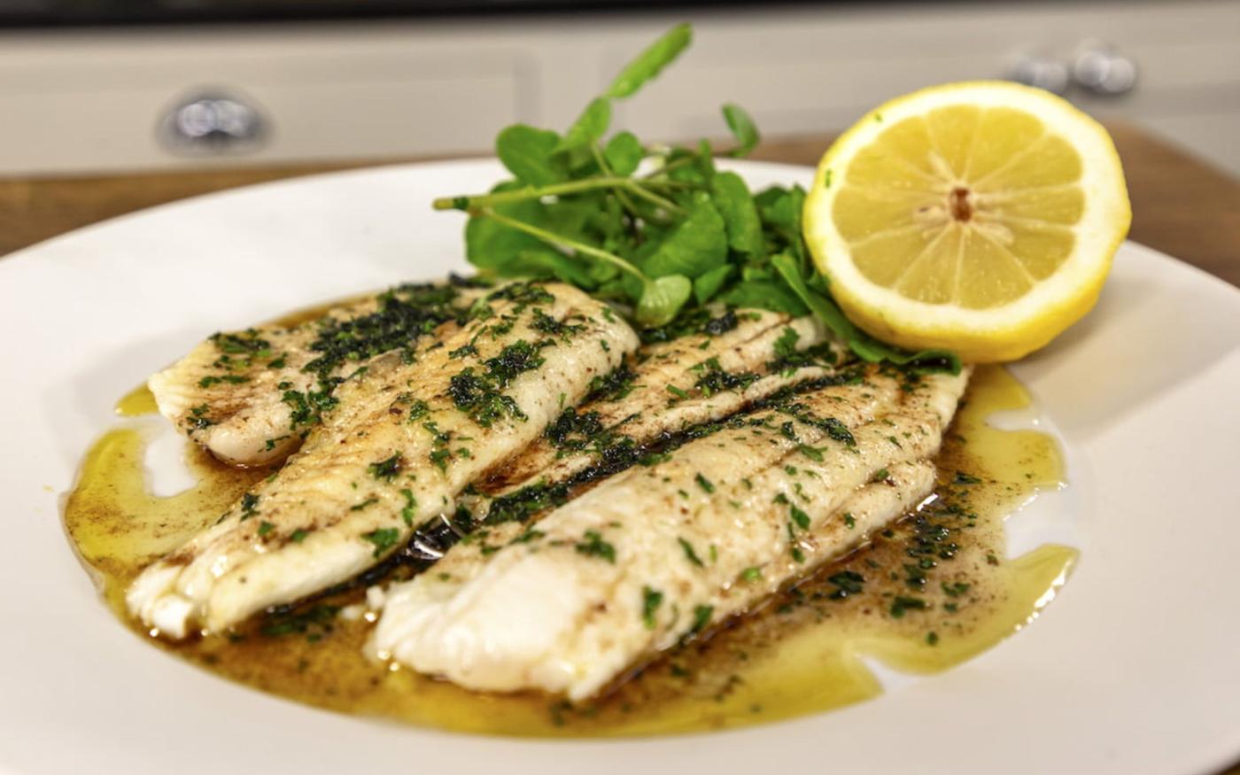Tongschar meunière met ovenfrietjes en sla