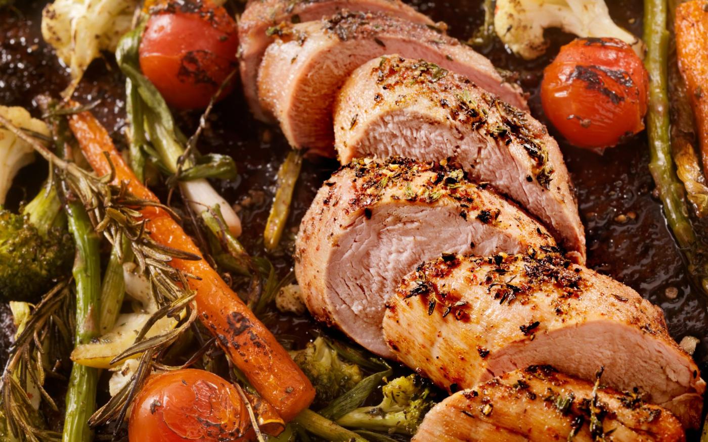 Varkenshaasje met BBQ-kruiden, gratin, wortelen en witloof