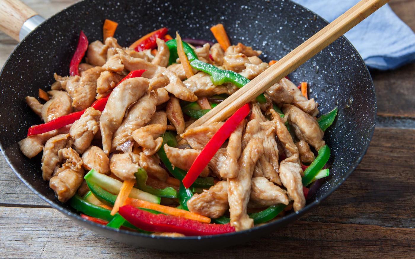 Wok met varkensreepjes en rijst