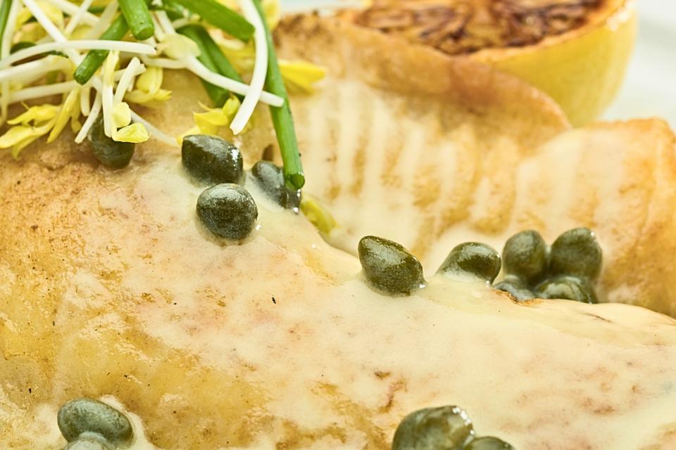 Gebakken roodbaarsfilet met kruidenpuree en kappertjessaus