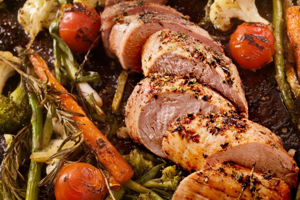 Varkenshaasje met BBQ-kruiden, gratin, wortelen en witloof