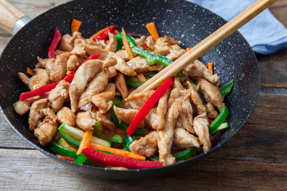 Wok met varkensreepjes en rijst